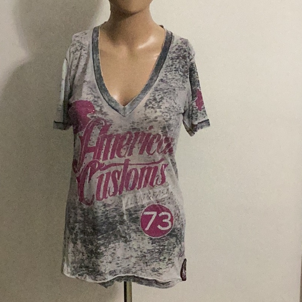 🪁 Women's Gray and Pink V-Neck Tee